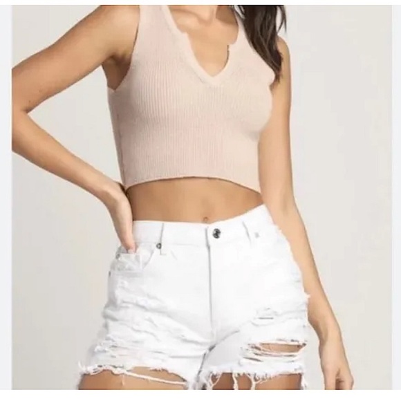 SOLD🤍 NWT Free People Women's We The Free Maggie White Distressed Denim
Shorts 🤍 - Picture 3 of 3